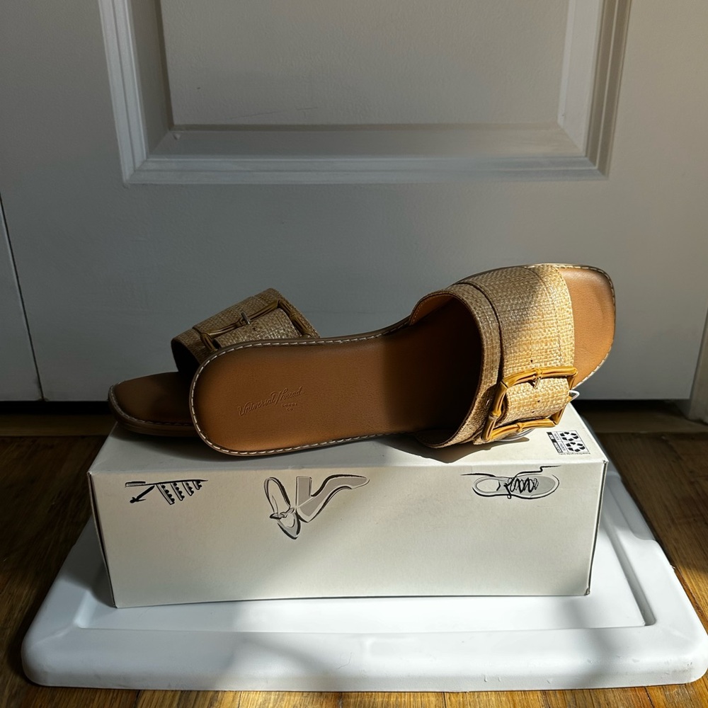 NWT Universal Threads Gene Sandal in beige with memory foam size 9.5